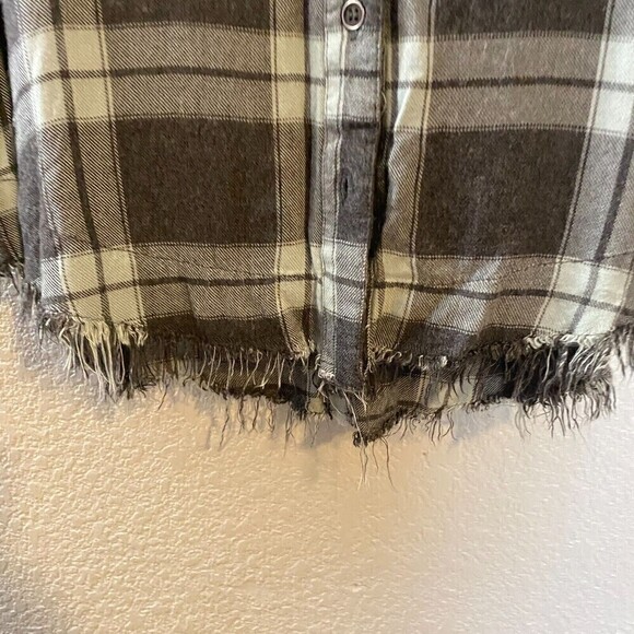 BKE Eased Womens Gray Split V-Neck Soft 100% Rayon Plaid Button Up Shirt Small - Picture 5 of 12